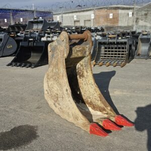 450mm Digging Bucket w/ 65mm Pins - Used - C492