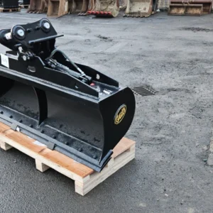 1560mm Tilting Bucket w/ 45mm Pins - Unused - B896